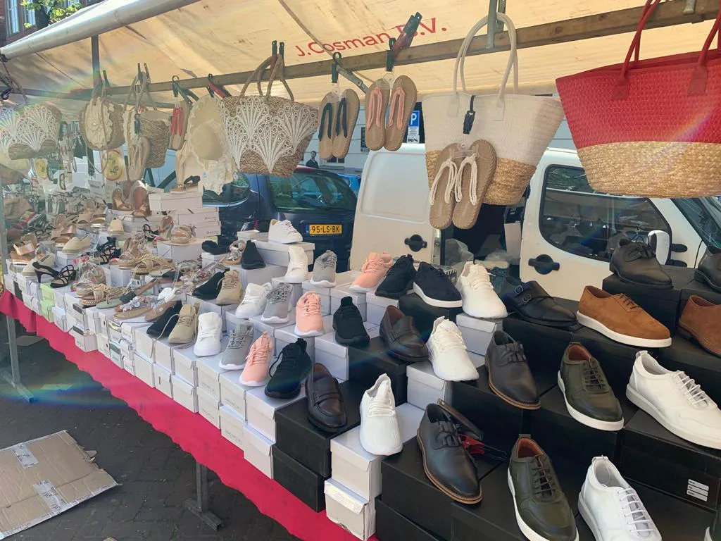 De kraam van Shoes & More op de Westermarkt in Amsterdam